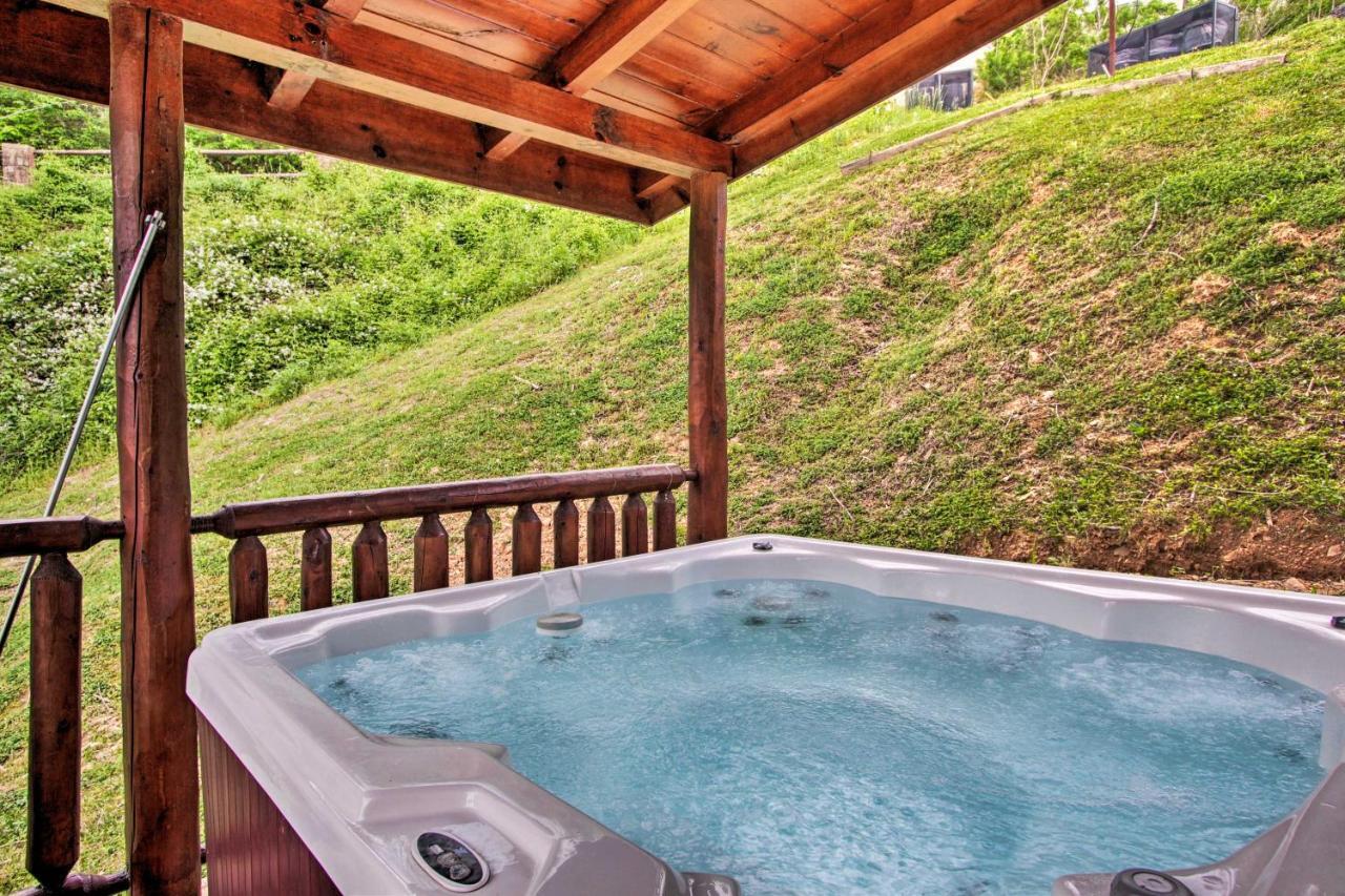 Expansive Gatlinburg Cabin Hot Tub, Deck And Grill! ภายนอก รูปภาพ