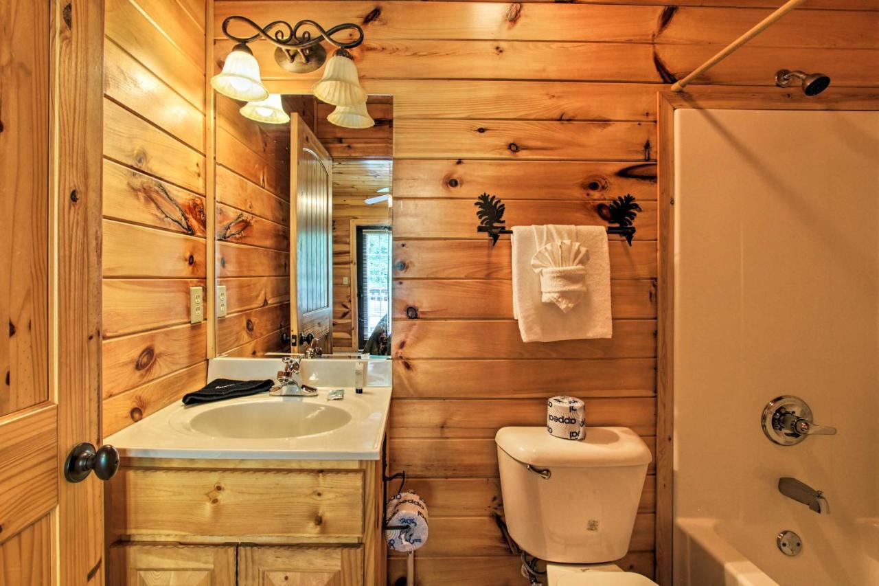 Expansive Gatlinburg Cabin Hot Tub, Deck And Grill! ภายนอก รูปภาพ
